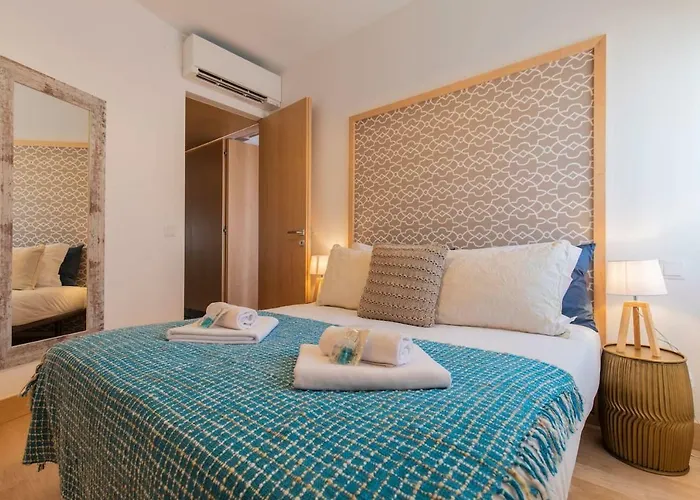 LovelyStay - Sunshine Residence in the Heart of Graça